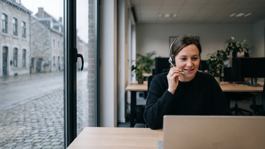 Une agente du call center au téléphone